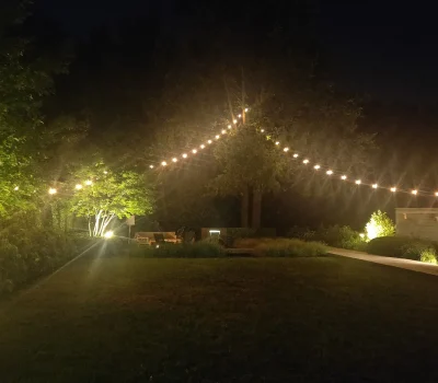 Installeren van kerstverlichting in bomen en tuinen